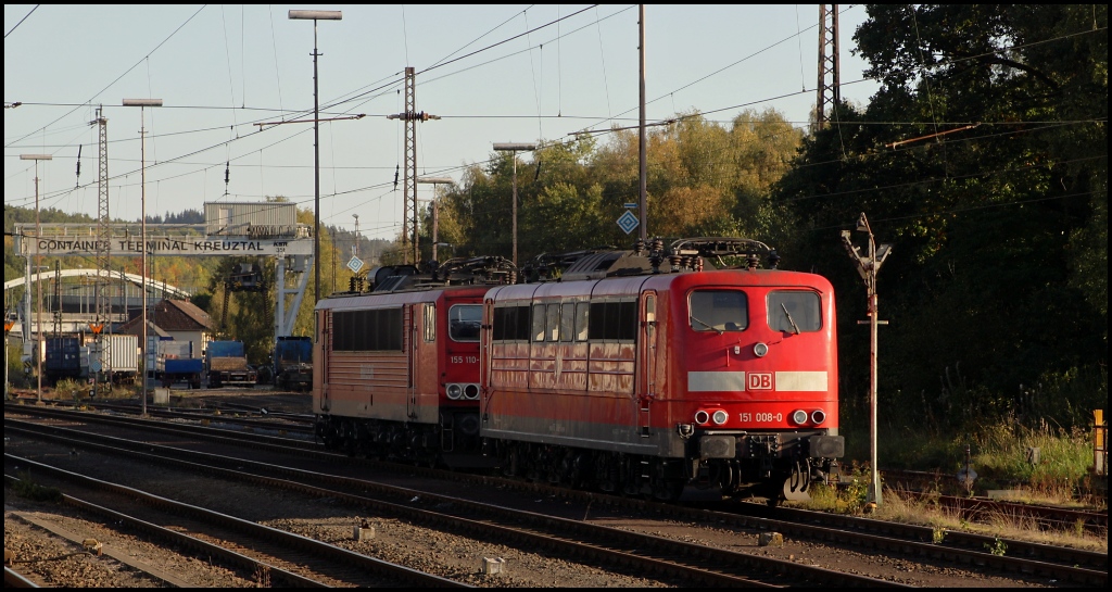 Am 01.10.11 waren 151 008 und 155 110 im frhen Abendlicht abgestellt in Kreuztal. 