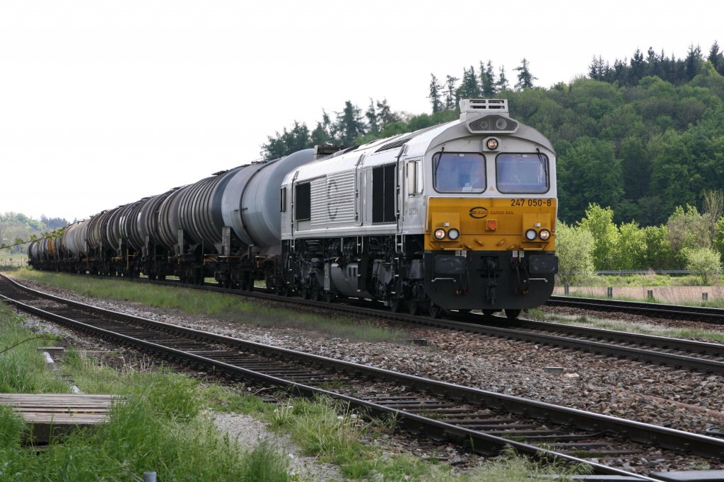 Am 04.05.12 konnte ich 247 050-8 mit einem Kesselzug aus Burghausen in Tling vor dem Ausfahrtsignal fotografieren.