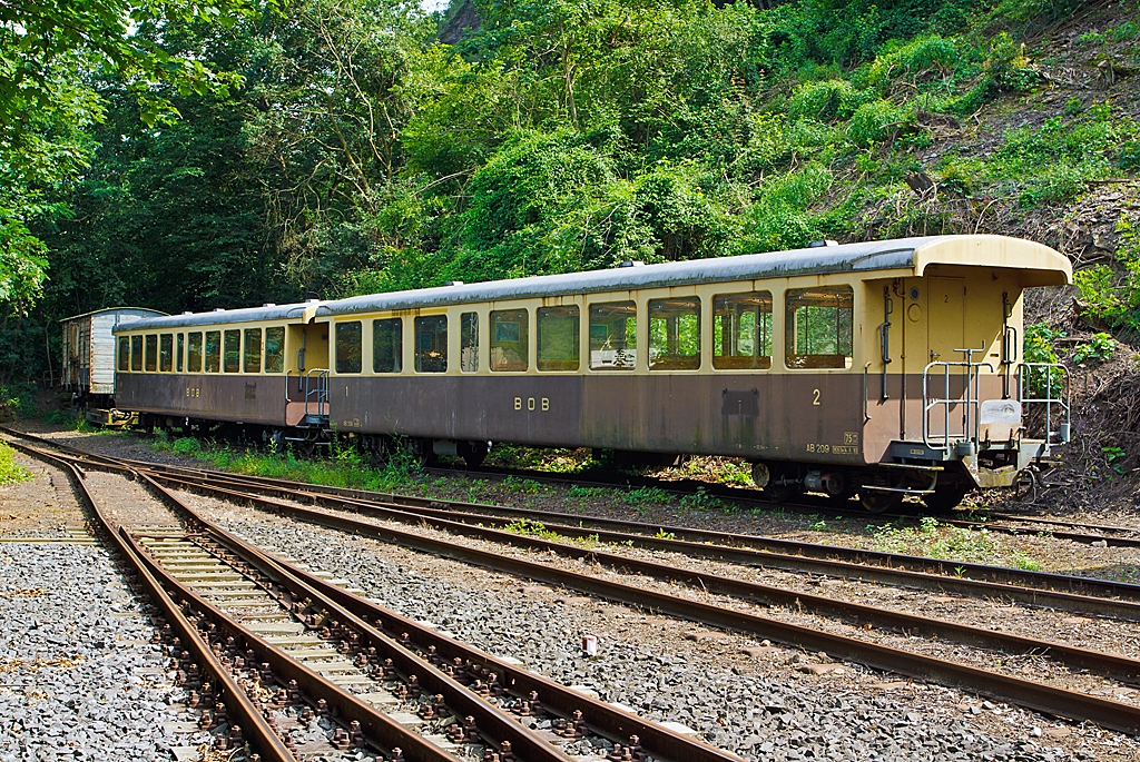 Am 04.07.2012 sind diese Wagen im Bahnhof Brohl BE der Brohltal-Schmalspureisenbahn abgestellt:

Vorne der 1./2. Klasse Plattform-Personenwagen ex BOB AB 209, ex BOB BC4 209,  dieser wurde 1956 bei SIG (Schweizerische Industrie Gesellschaft) gebaut.
Techn. Daten:
Lnge ber Puffer: 17,01 m
Sitzpltze: 18/48
Gewicht: 14,0 t
Zul. Hchstgeschwindigkeit: 75 km/h 

Hinten der 2. Klasse Plattform-Personenwagen ex BOB B 232, ex BOB C4 232, dieser wurde 1952 bei SIG gebaut.
Techn. Daten:
Lnge ber Puffer: 13,19 m
Sitzpltze: 56
Gewicht: 13,0 t
Zul. Hchstgeschwindigkeit: 75 km/h 

ber 40 Jahre verkehrten diese ansprechenden Wagen auf den Strecken der BOB, zeitweise sogar in direkten Zgen der Brnigbahn von Luzern nach Grindelwald/Lauterbrunnen, nun haben diese bei der BOB ausgemustert und werden wohl bei der Brohltalbahn noch gute Dienste leisten, wie so mach andere ex BOB-Wagen.
Da sie in der Schweiz auch auf Steistecken genutzt wurden, sind diese auch fr die Steilstrecke der Brohltalbahn bestens geeignet.


Da diese Wagen noch die originale (Schweizer) BOB-Farbgebung besitzen, stelle ich diese auch zustzlich in die Schweizer Kategorien ein, obwohl sie nun zur Bohltalbahn gehren.
