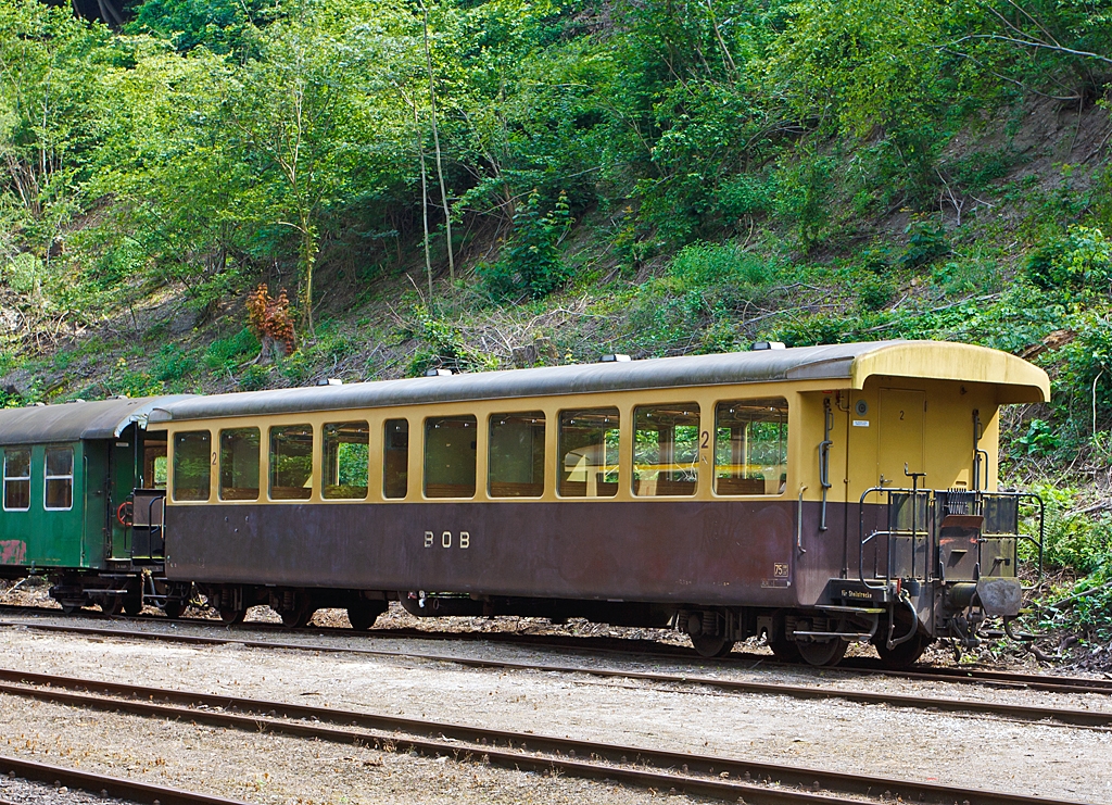 Am 04.07.2012 ist dieser Wagen im Bahnhof Brohl BE der Brohltal-Schmalspureisenbahn abgestellt:


Der 2. Klasse Plattform-Personenwagen BE 34, ex BOB B 234, ex BOB C4 234, dieser wurde 1956 bei SIG gebaut.
Techn. Daten:
Lnge ber Puffer: 13,19 m
Sitzpltze: 56
Gewicht: 13,0 t
Zul. Hchstgeschwindigkeit: 75 km/h 

Da dieser Wagen noch die originale (Schweizer) BOB-Farbgebung besitzt, stelle ich diesen auch zustzlich in die Schweizer Kategorien ein, obwohl sie nun zur Bohltalbahn gehren.
