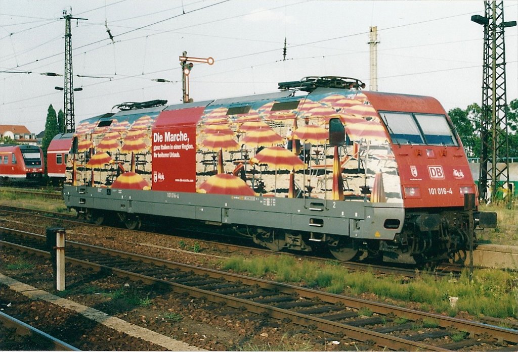 Am 04.08.2003 zeigte sich die 101 016 im Bahnhof Dresden-Neustadt.Ihre  Die Marche  Werbung zeigte sich in einem hervorragenden Zustand,leider erlangt die Lok aktuell als  Unisiff  bezeichnet eher traugige Berhmtheit.