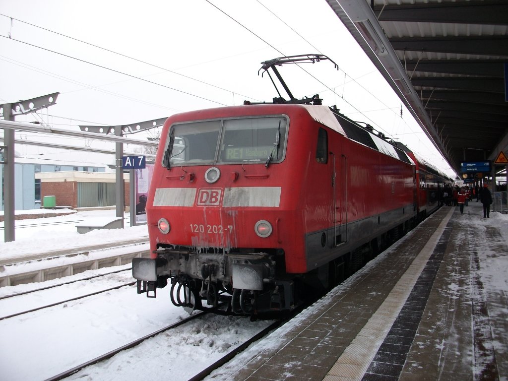 Am 04.Dezember 2010 bespannte 120 202 den HanseExpress von Rostock nach Hamburg Hbf.Aufnahme im Rostocker Hbf.