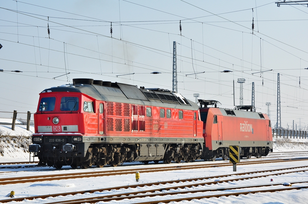 Am 05.02.2012 rangiert die 233 636 mit der 152 060 in Rostock-Seehafen.Kurz nach der Aufnahme stand die 152 bereits in der Werkstatt.