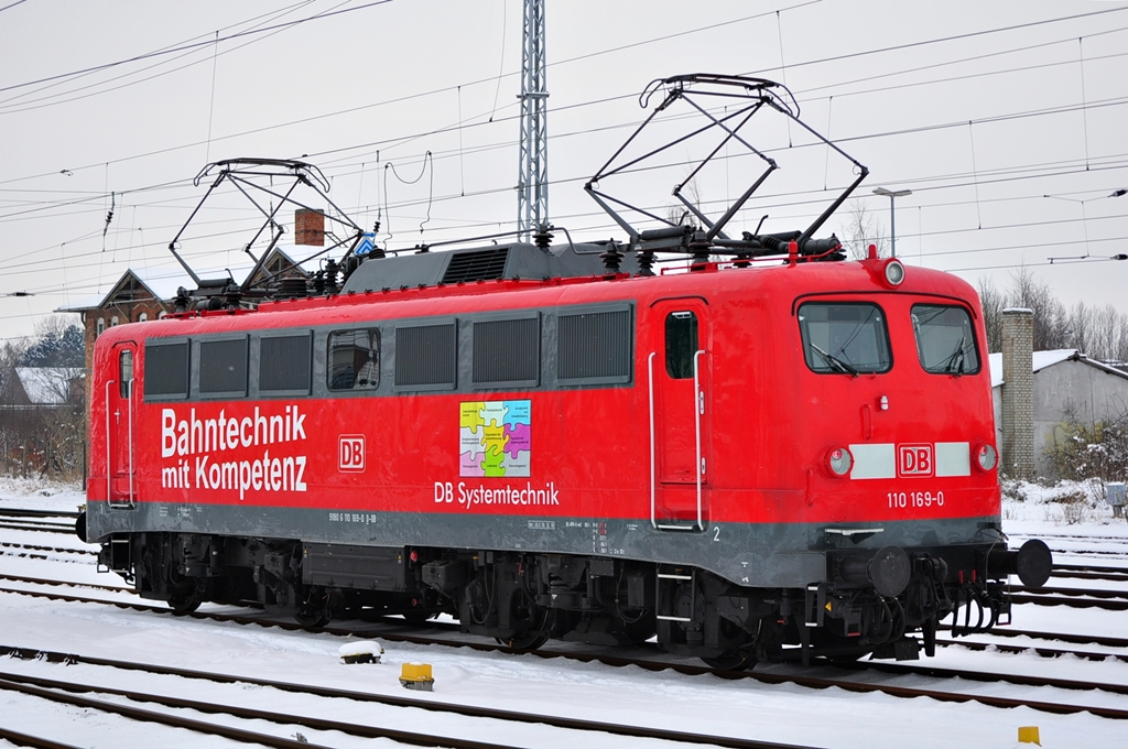 Am 05.02.2012 wrmt sich die 110 169 an der Fahrleitung.Geknipst im Vorfeld des Rostocker Hbf.