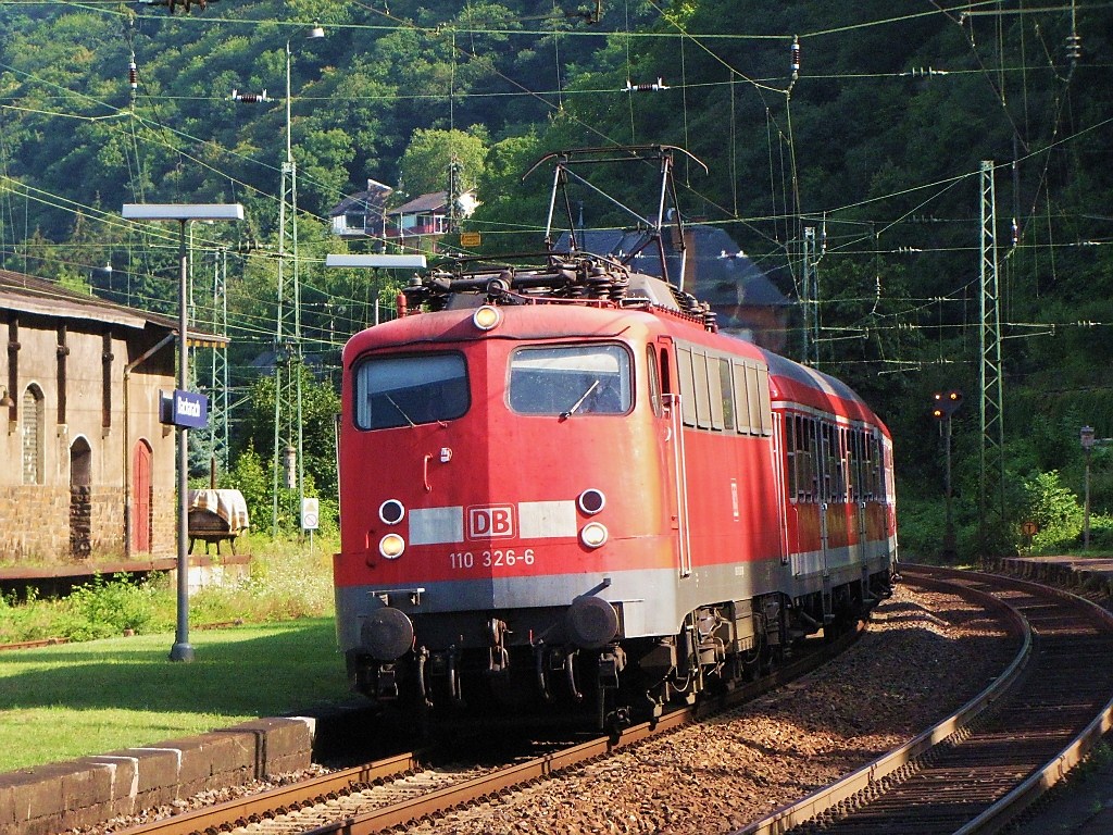 Am 05.08.09 konnte ich 110 326 mit einem Regionalexpress von Frankfurt nach Koblenz in Bacharach verewigen