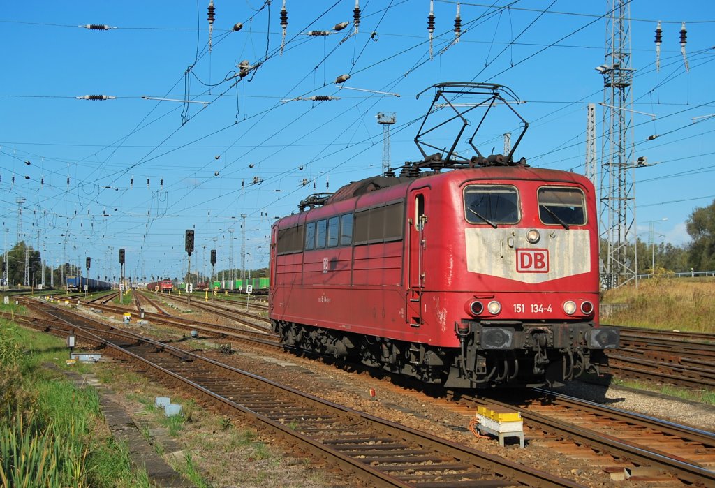 Am 05.10.2009 bespannte die Orientrote 151 134 den KLV-Zug TEC 42153 Rostock Seehafen-Verona.
Bei der Rangierfahrt wurde sie am Stw B11 in Rostock-Seehafen abgepat.