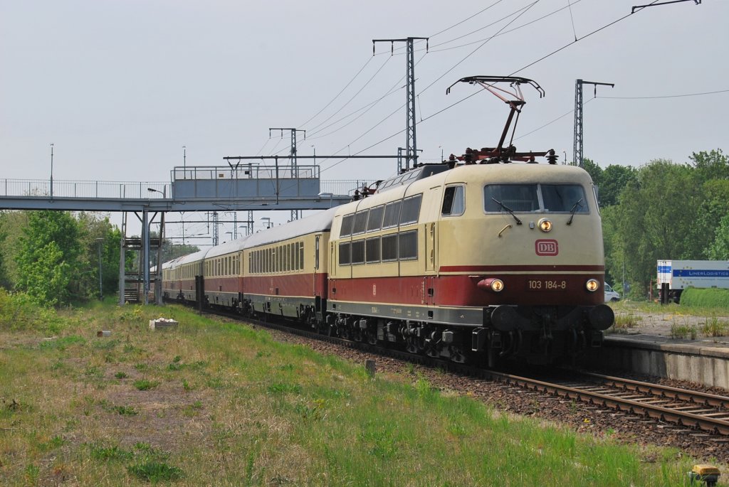 Am 11.05.2011 lie sich die 103 184 mal wieder im Nordosten Deutschland blicken.Auf dem Weg nach Binz konnte der Zug am Hp Rostock-Kassebohm geknipst werden.