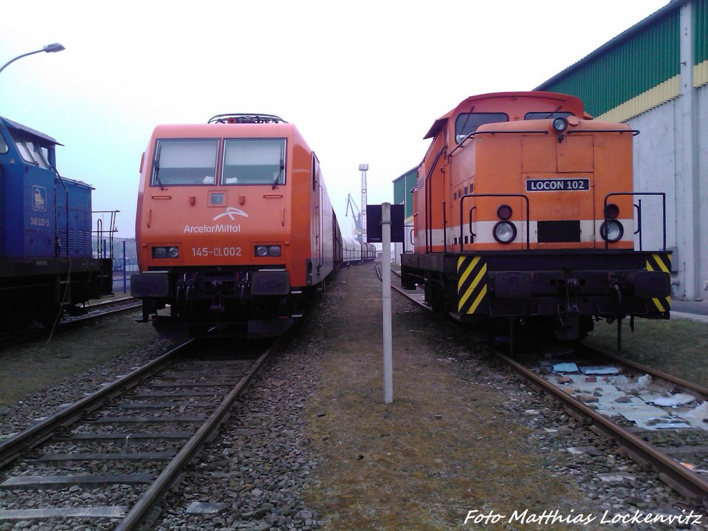 am 11.4.13 stehen im Stralsunder Stadthafen (bei der Getreide AG) Arcelor 145-CL 002 & Locon 102 (BR 345).