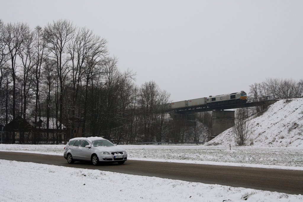 Am 13.01.13 ging es mal wieder zur Fotografie des sonntglichen 52743 aus Mnchen nach Mhldorf nach Unterschwillach. Gleichzeitig wurde somit das erste Bild fr dieses Jahr angefertigt. 
Es war ein sehr trber Wintertag. Aber mit dem Hochnebel konnte meine Kamera durchaus etwas anfangen, da genug Licht fr sie durchdrang. Um 09:53 Uhr fuhr der gemischte Gterzug, bespannt mit 247 055-7, ber die dortige Eisenbahnbrcke, die ursprnglich fr 2-gleisigen Betrieb ausgelegt war und allen Anschein nach mal Brckenbgen besa.