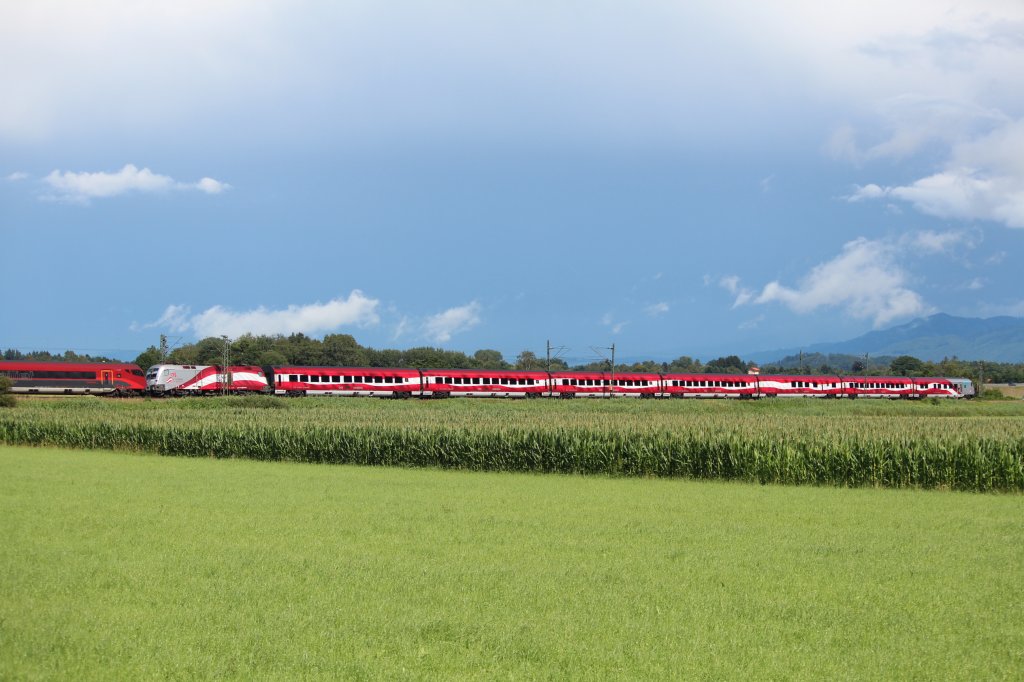 Am 15. Juli 2012 erwischten wir den  175 Jahre BB  Railjet auf dem Weg nach Salzburg, kurz vor Bernau am Chiemsee.