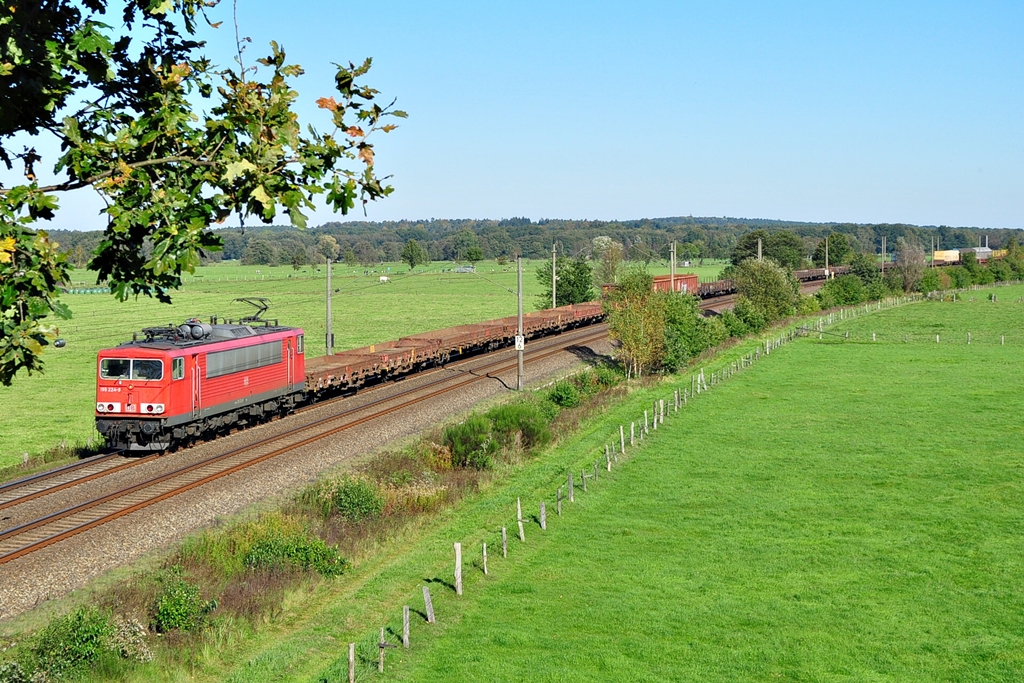 Am 15.10.2011 rollt die 155 224 mit ihrem Zug durch Ramelsloh in Richtung Sden.