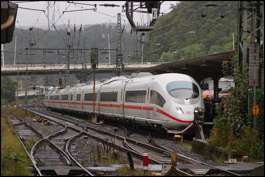 Am 18.09.11 wurde 403 027 in Siegen auf den Namen  Siegen  getauft. Es wird wahrscheinlich einer der sehr seltenen Tage bleiben, an dem man einen ICE im Siegener Raum fotografieren konnte und in ihm einsteigen konnte...