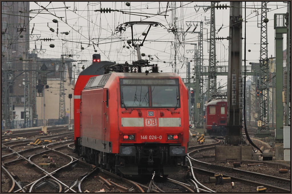 Am 19.02.11 drckt 146 026 den RE 5 in Richtung Koblenz aus dem Klner Hbf 