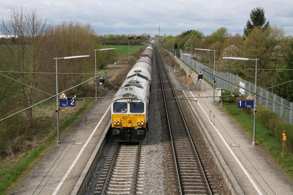 Am 19.04.12 kam ein gemischter Gterzug mit 247 051-6 und einer langen Leine auf dem neuen vor anderthalb Wochen gewechselten Gleis Richtung Mhldorf durchgefahren. Genau zu diesem Zeitpunkt hat die Sonne fr einen kleinen Moment nach dem Rechten geschaut.