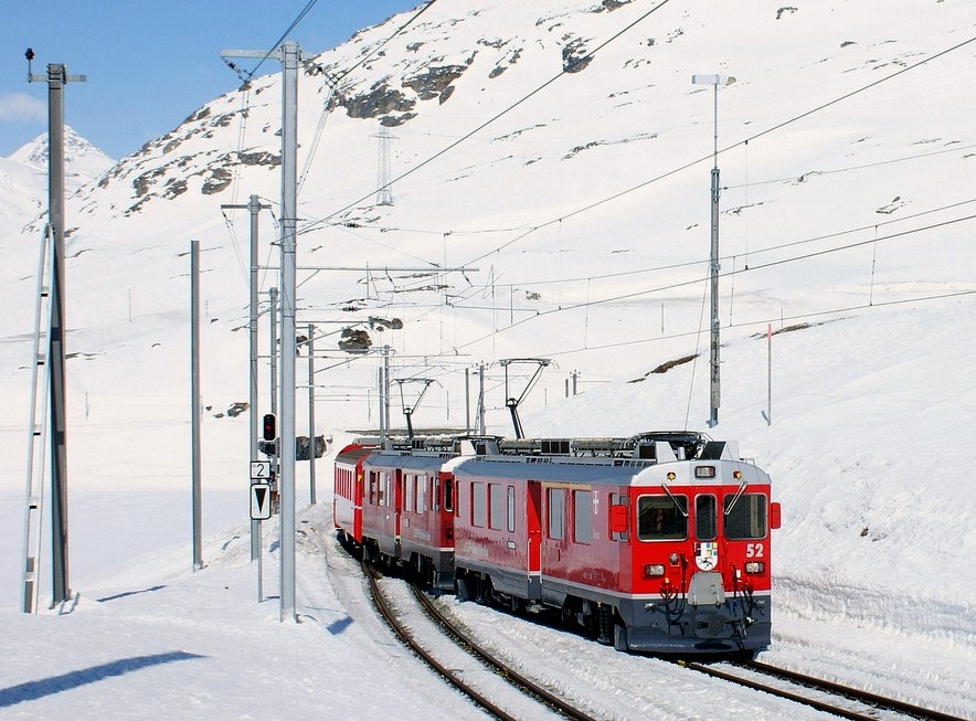 Am 20. Mrz 2009 erreichen die beiden Bernina Triebwagen mit dem BEX Bernina Ospizio. 
