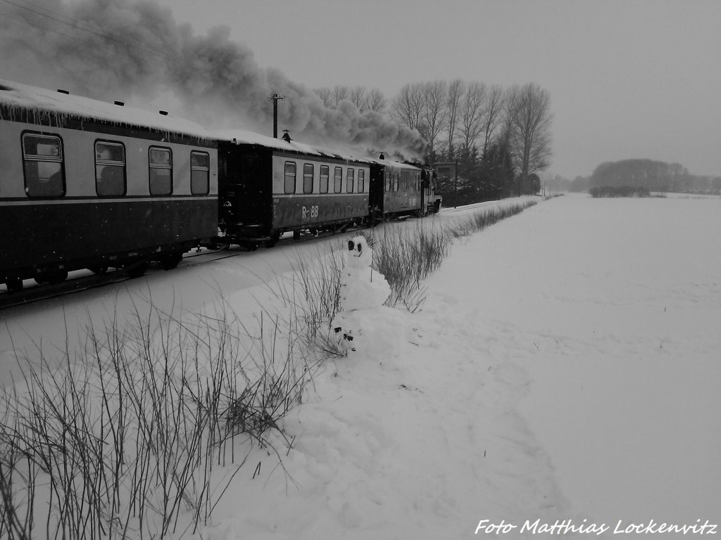 Am 20.3.13 ist RBB Mh 53 unterwegs nach Putbus mit einem Schneemann im Bild oder auch weier Eisenbahner genannt. / hier bei Beuchow