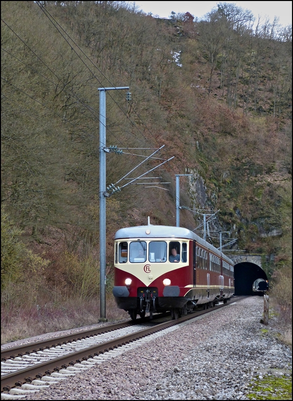 Am 21.02.2013 fanden Schulungsfahrten mit dem Westwaggon Z 208/218 statt und ich konnte den schnen alten Triebwagen bei der Ausfahrt des Tunnels in Michelau fotografieren. Wenn man mit etwas Phantasie die Fahrleitung und die Betonschwellen wegdenkt, so knnte das Bild auch vor 25 Jahren entstanden sein, denn das alte Brckengelnder rechts im Bild stammt bestimmt noch aus der Zeit, als der Westwaggon im Planverkehr tglich daran vorbei brummte. (Jeanny)