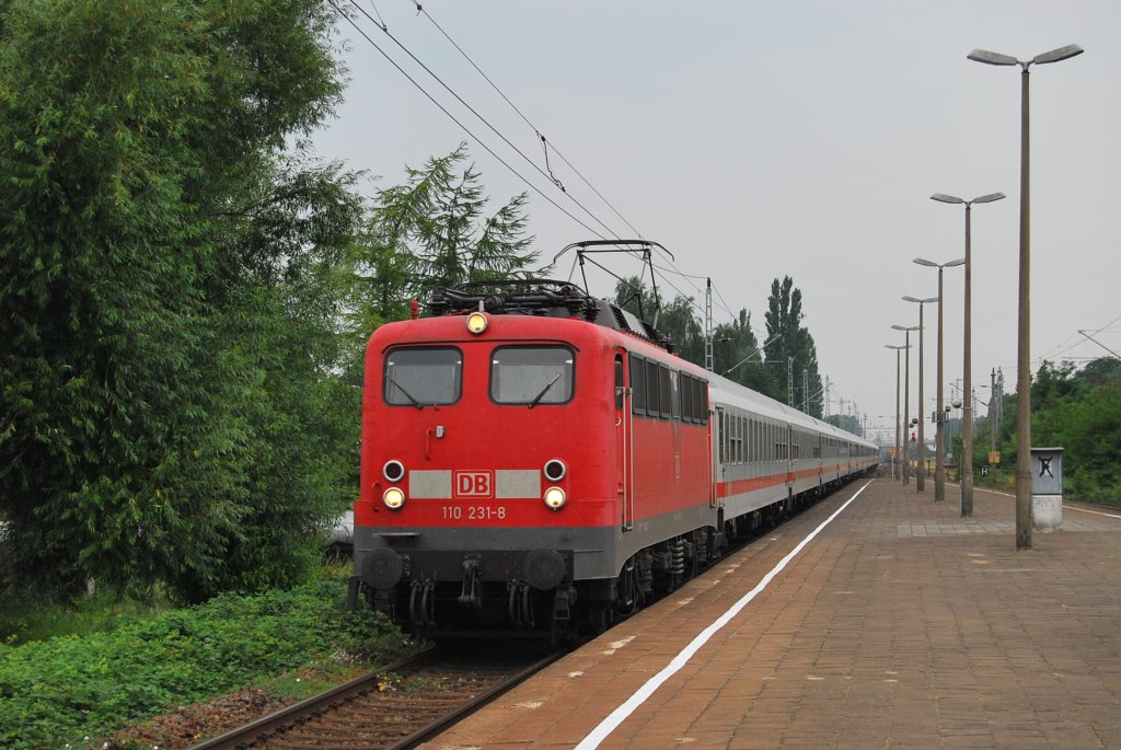 Am 22.07.2010 lag mal wieder ein dicker  Fleischdampfer  in Warnemnde.Nachdem all die Touristen die zum Sightseeing nach Berlin mchten den Zug bestiegen haben ging die Fahrt gemtlich los.Langsam zuckelt die 110 231 durch den Hp Rostock-Holbeinplatz. 