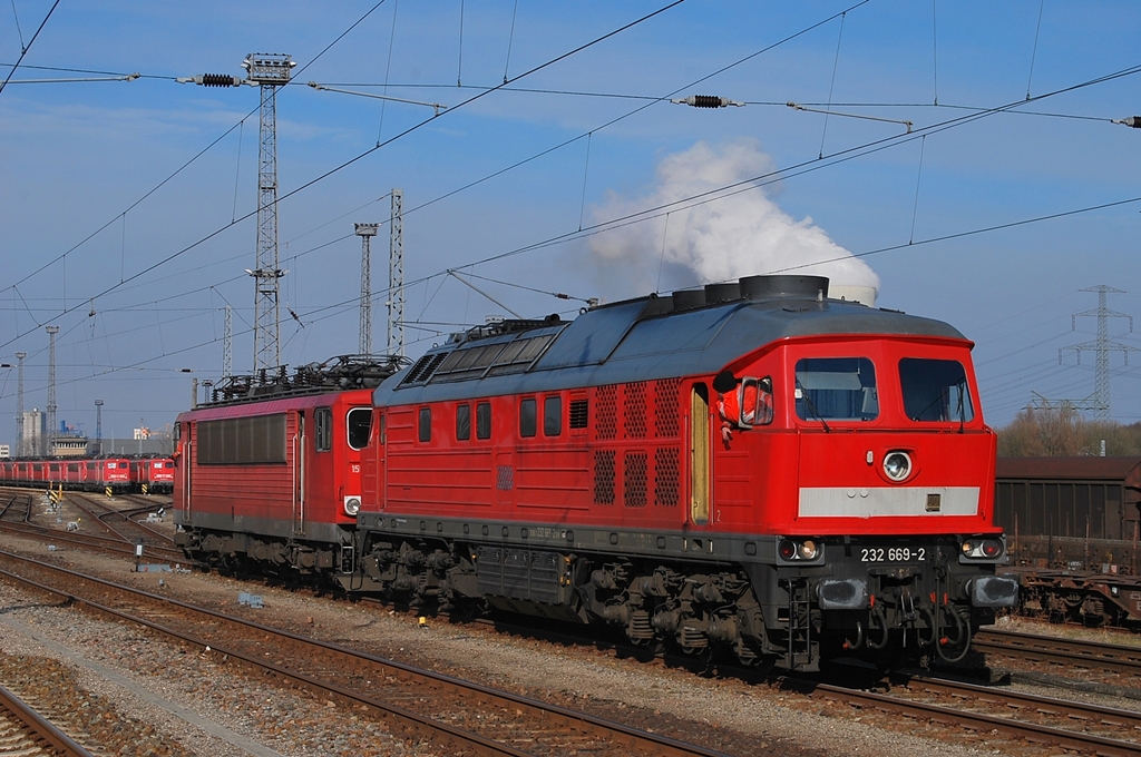 Am 23.02.2011 konnte die 232 669 beim rangieren mit abgestellten Loks der Baureihen 140 und 155 beobachtet werden.Kurz vor Abschlu der Rangieraufgaben konnte der  Bulle   mit der 155 049 im Schlepp am Hp Rostock-Toitenwinkel erlegt werden.