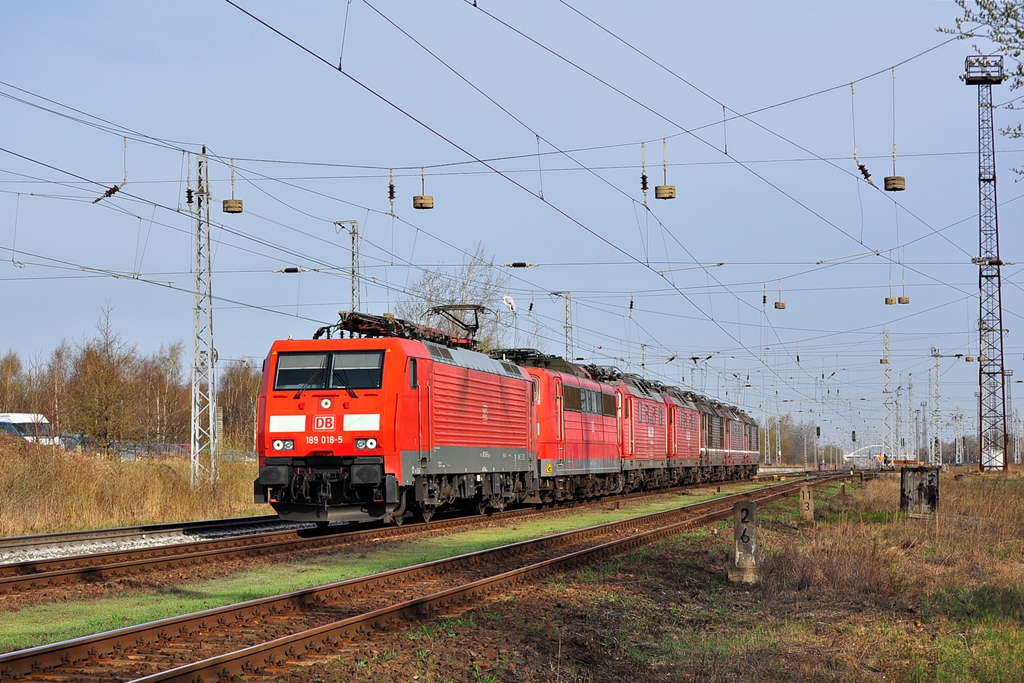 Am 24.04.2013 hatte die 189 018 die Aufgabe die Loks 180 002,007,009,010 und 019 sowie die 151 116 (AK-Lok) nach Dresden Friedrichstadt zu berfhren.In Rostock Seehafen-Sd wurde der  Leichenzug  geknipst.