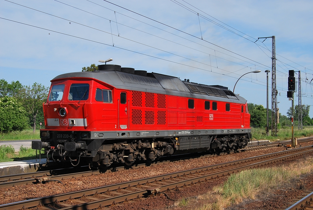 Am 24.05.2011 zeigt sich die 233 233-6 in Priort.