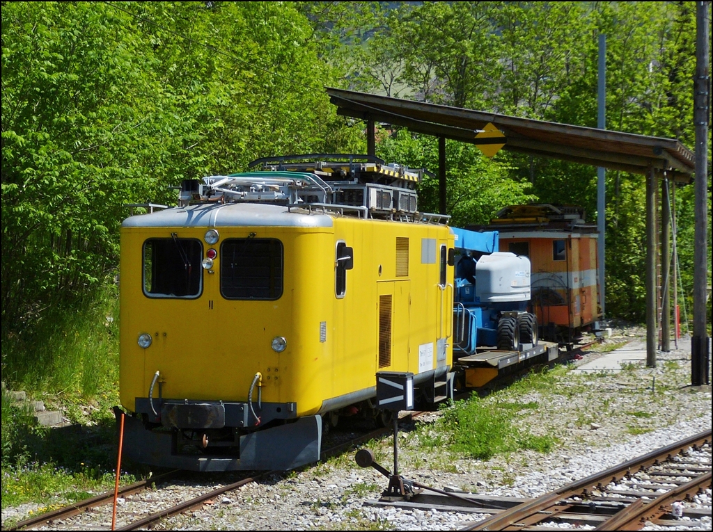 Am 25.05.2012 konnte ich diesen Turmtriebwagen in Chteau d'Oex aus dem fahrenden Goldepass Classic fotografieren. (Hans) 

Das knnte die Stelle sein, an der Herberts Bild aufgenommen wurde: http://www.bahnbilder.de/name/einzelbild/number/115748/kategorie/Schweiz~Privatbahnen~MOB+Montreux+-+Berner+Oberland+-+Bahn.html