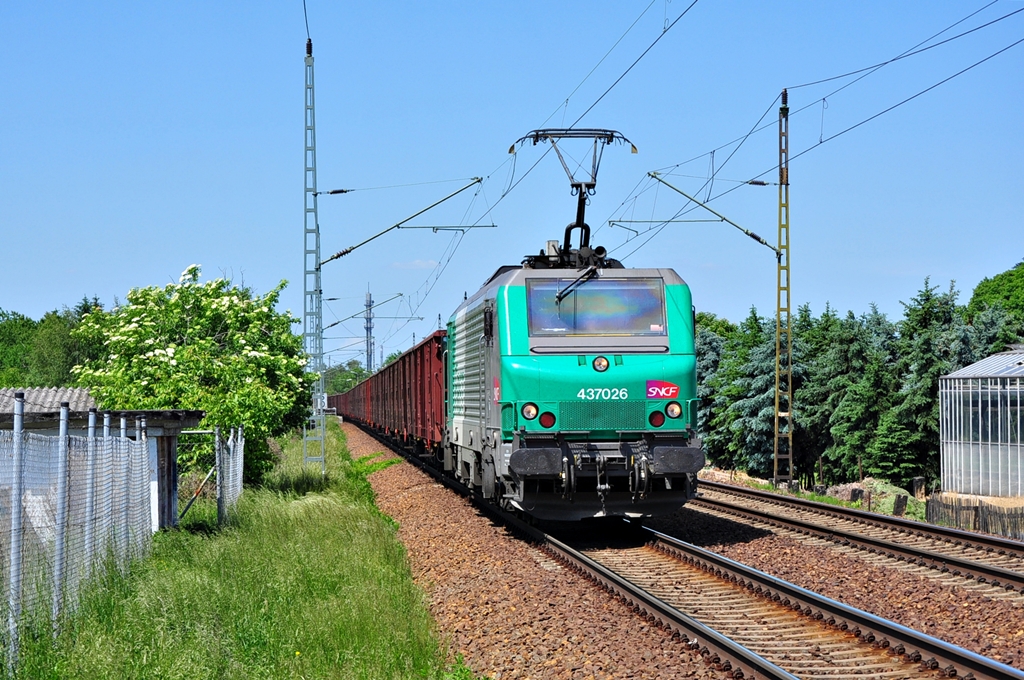 Am 26.05.2012 rollt das Frettchen  437026  durch Dresden-Stetzsch weiter in Richtung Dresden-Friedrichstadt.