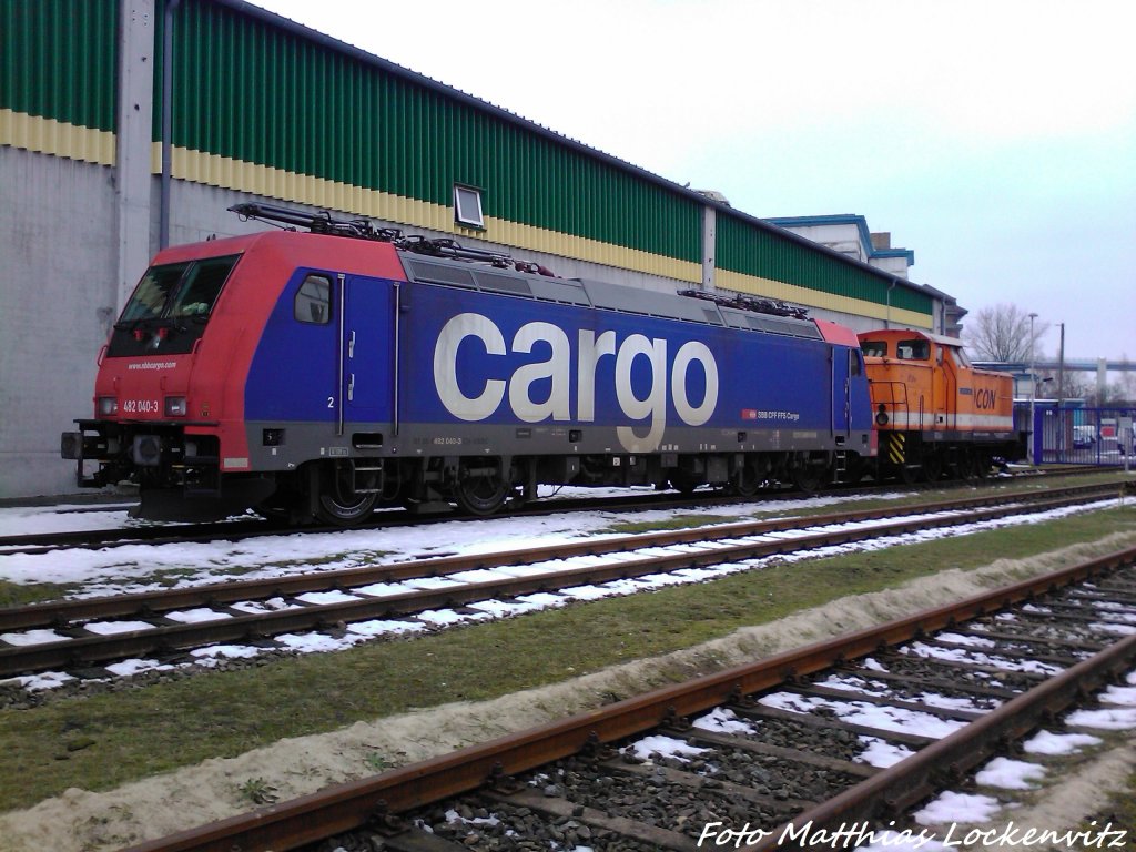 Am 26.2.13 steht Locon 101  Rita  (345 028-5) + SBB Re482 Im Stralsunder Stadthafen (Bei Der Getreide AG)