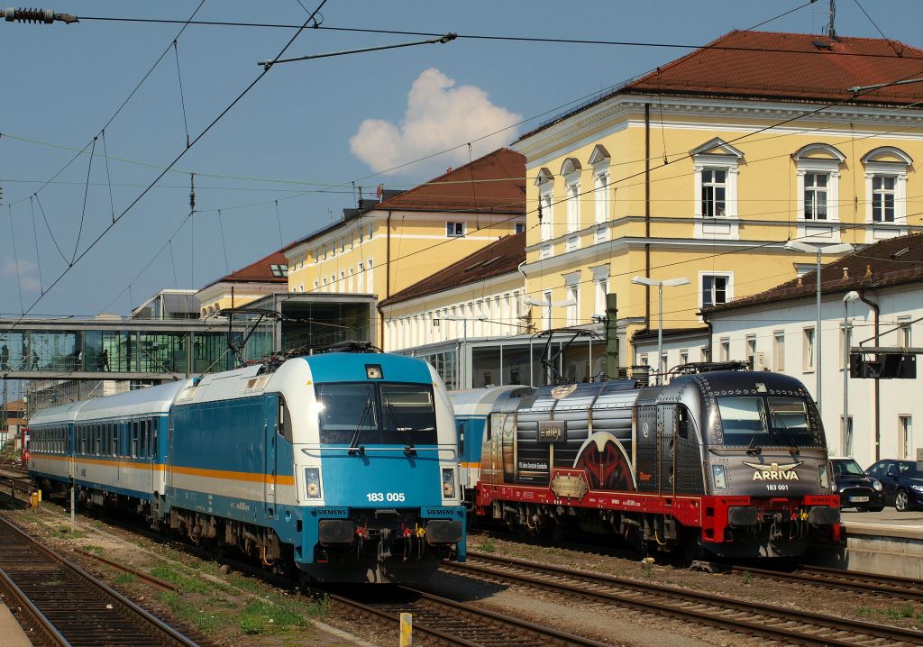 Am 28.7.11 konnte ich das Aufeinandertreffen von 183 005 die mit 2 Wagen im Regensburger Hbf abgestellt war und 183 001  Adler  mit dem Alex nach Mnchen fotografieren.