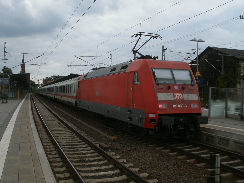 Am 28.Mai 2011 hielt 101 088 im Schweriner Hbf.