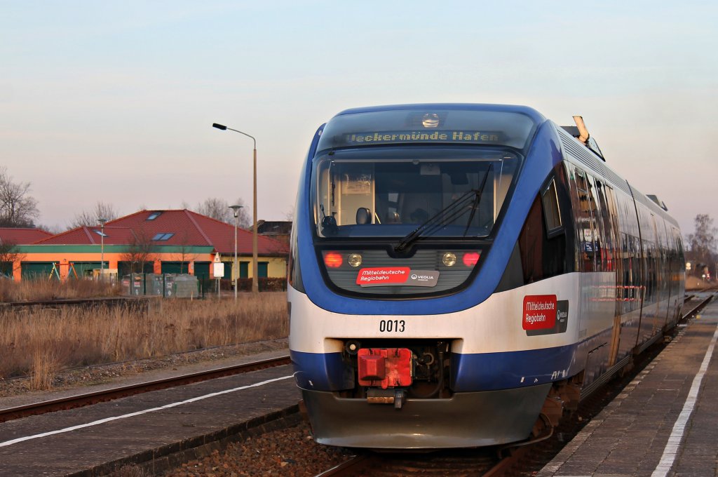 Am 29 Januar 2012 war ich auf dem Weg Martin Voigt aus Pasewalk abzuholen und nach Torgelow zu begleiten. In Neubrandenburg fand bereits ein Fahreugwechsel statt, der VT 0010 wurde gegen den VT 0013 ausgetauscht. Hier ein Bild aus Torgelow kurz vor der weiterfahrt nach Ueckermnde Stadthafen. Nach einer halben Stunde mit Martin ging es dann mit dem VT 0013 wieder Heimwrts nach Neubrandenburg.