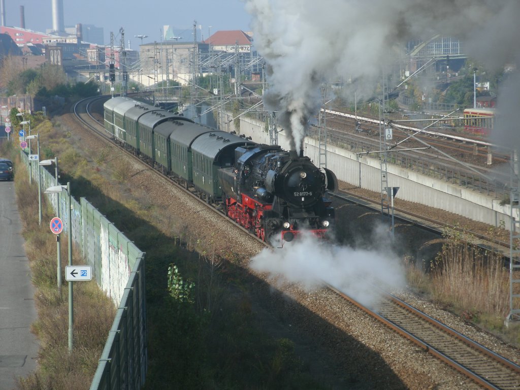 Am 29.Oktober 2011 dampfte 52 8177 unter der Br�cke in Berlin Warschauer Stra�e hindurch.