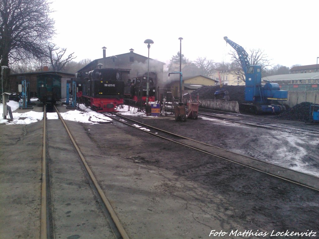 Am 31.3.13 sieht man im Kleinbahn BW Putbus die Aufgebockte RBB 99 4801 davor die RBB 99 4011 & Rechts an ihrer Arbeit die RBB 99 4802