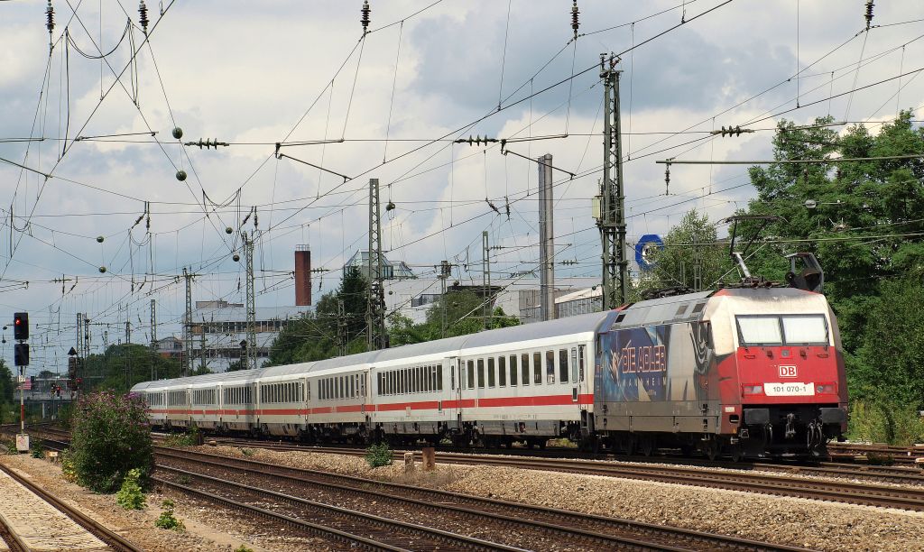 Am 3.8 schob 101 070-1 vmtl. den EC 115 aus sterreich in Richtung Mnchen Hbf durch die Haltestelle Mnchen-Heimeranplatz.