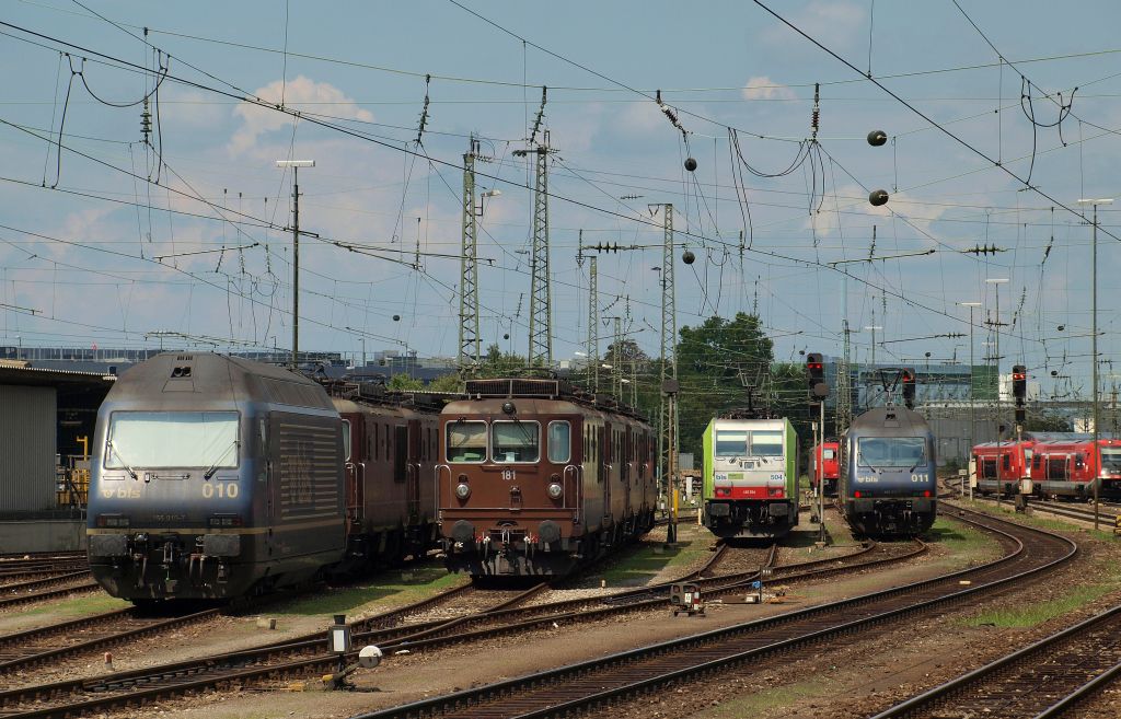 Am 4.8.11. waren viele verschiedene Baureihen abgestellt und warteten auf ihren nchsten Einsatz im Basel Badischen Bahnhof.