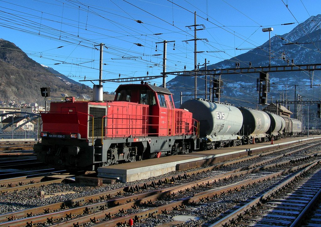 Am 841 038-3 mit einem Gterzug in Brig am 9. Februar 2008