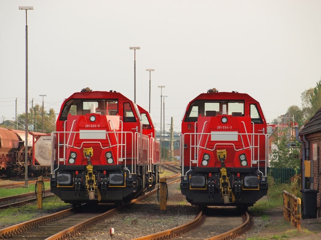 Am Abend des 24.9.11 konnte ich 261 033-5,261 034-3 und die im Hintergrund stehende 261 049-1 im Bahnhof von Itzehoe bildlich festhalten.