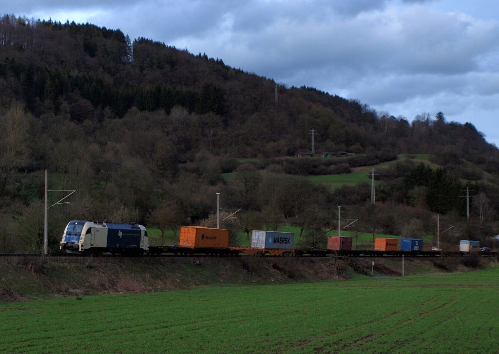 Am Abend des 4.4 wartete der Fotograf gespannt auf die Regionalbahn von Backnang nach Schwbisch Hall-Hessental, doch dann kam alles anders die Regionalbahn bekam eine leichte Versptung da 1216 950 mit einem halbwegs gut gefllten Containerzug noch die eingleisige Strecke berfahren musste.