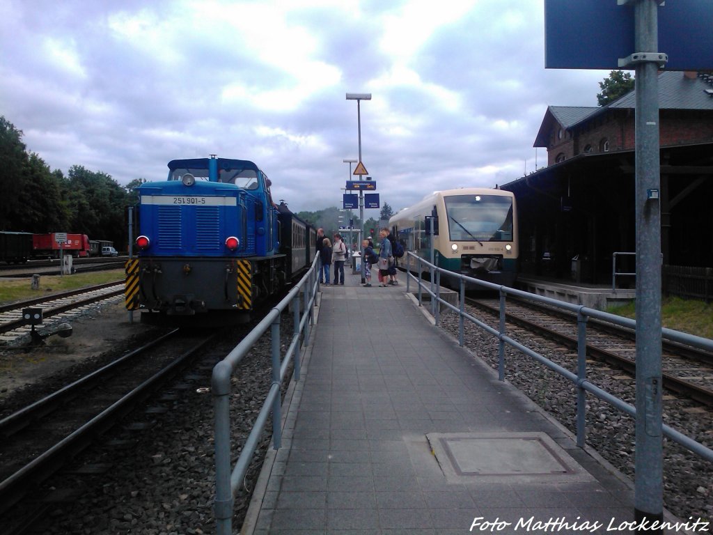 Am abend war am Ende des RBB Zuges leider wieder die Diesellok 251 901 dranne, Morgens fuhr als ersatz fr die Ausgefallende 251 901 die Mh 53 / RBB 251 901 & PRESS 650 032-4 im Bahnhof Putbus am 10.7.13