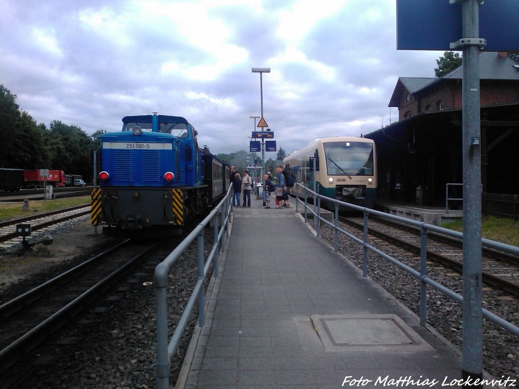 Am Abend war am Ende des R�BB Zuges leider wieder die Diesellok 251 901 dran, Morgens fuhr als Ersatz f�r die Ausgefallene 251 901 die Mh 53 / R�BB 251 901 & PRESS 650 032-4 im Bahnhof Putbus am 10.7.13 