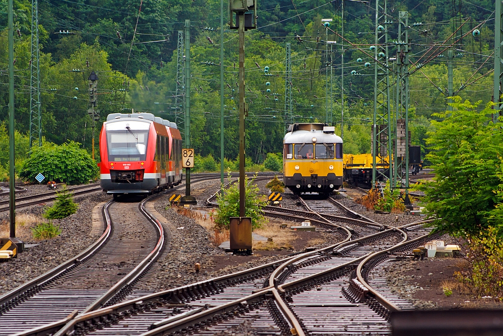 Am Bahnhof Betzdorf (Sieg) am 27.06.2012 - Links fhrt die RB 95  (Sieg-Dill-Bahn) mit zwei gekuppelten LINT 27 (640 015 und 640 003) weiter in Richtung Au (Sieg), rechts hat der Gleismesszug 725 / 726 004-5 der DB Netz Instandhaltung noch Hp 0.