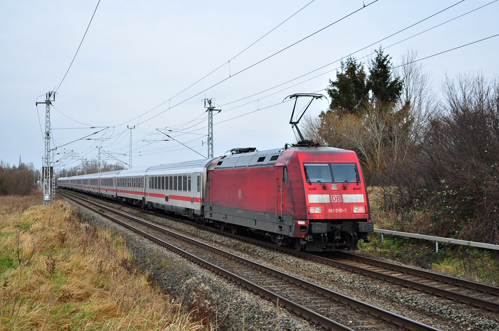 Am dunklen und trben 28.12.2012 schiebt die 101 010 den IC 2212 in Richtung Rostock.Kurz vor dem Hbf konnte die Fuhre in Sildemow geknipst werden.