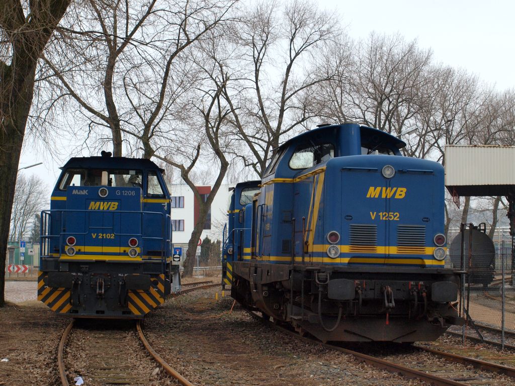 Am  Ekom  waren am 10.3.12. 360 555-7  V662 ,275 102-2  V2102  und 212 322-2  V1252  der Mittelweserbahn abgestellt und warteten auf ihren nchsten Einsatz im Hafen.