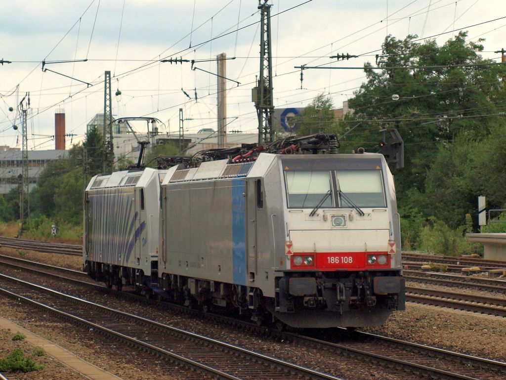 Am Ende des kurzen Lokzuges wurde 186 108 mitgeschleppt. Aufgenommen am 3.8. am Mnchener Heimeranplatz.