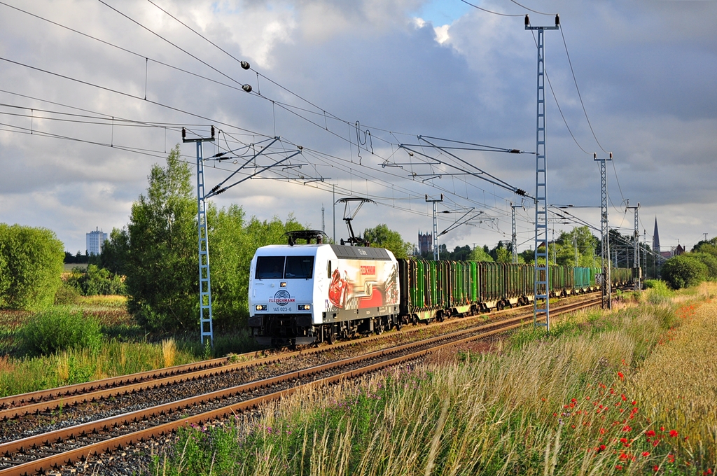 Am frhen Morgen des 22.07.2012 rollt die 145 023 der Press durch Sildemow.Die Fahrt geht nach Stendal.