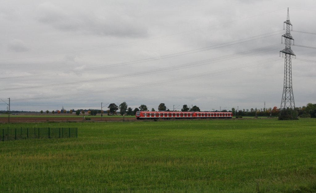 Am grauen und verregneten 1. Oktober 2012 wurde am Ortsrand von Poing ein 423 als S2 auf dem Weg Richtung Mnchen fotografiert.