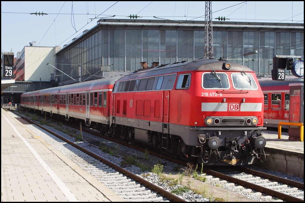 Am hitzigen 23.08.11 stand 218 472 mit einer innen wollig warmen N-Wagen Garnitur im Mnchner Hbf