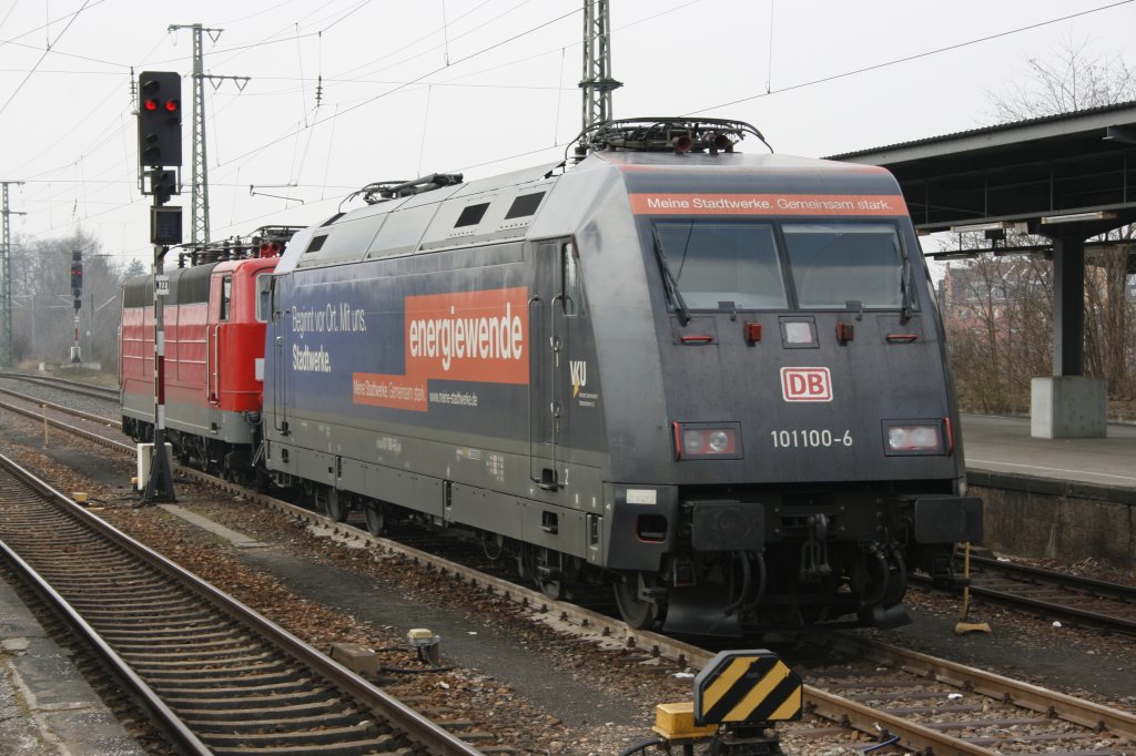 Am Karlsruher Hbf stehen auch oft Werbeloks der DB bereit.
Am 29.03.2013 die 101.100-6  energiewende 