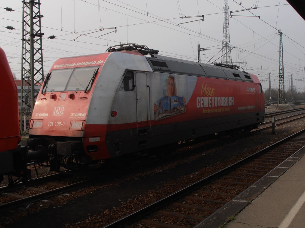 Am Karlsruher Hbf stehen auch oft Werbeloks der DB bereit.
Am 31.03.2013 die 101.109-7  CEWE-Fotobuch 