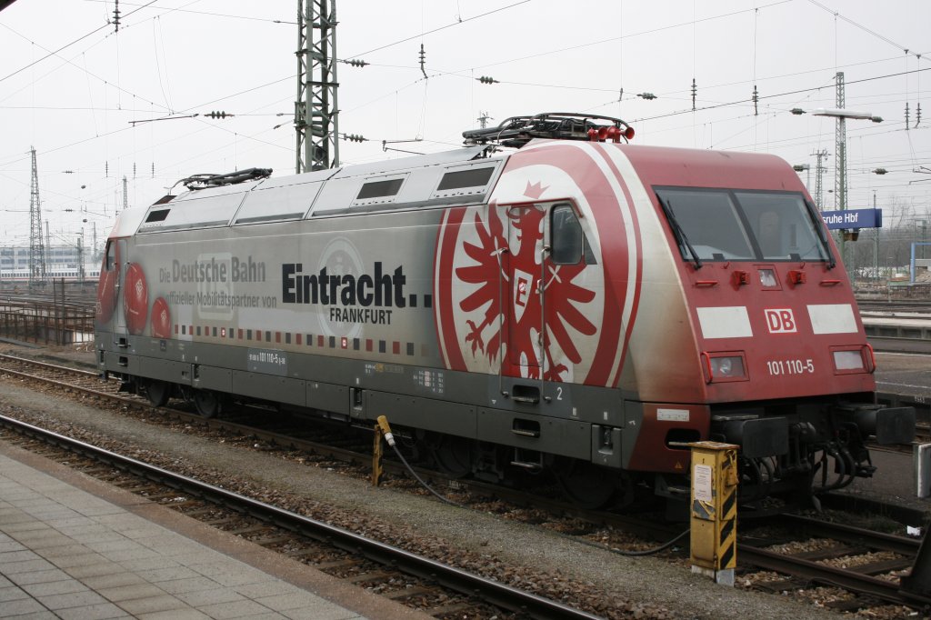 Am Karlsruher Hbf stehen auch oft Werbeloks der DB bereit.
Am 31.03.2013 die 101.110-5  Eintracht Frankfurt 